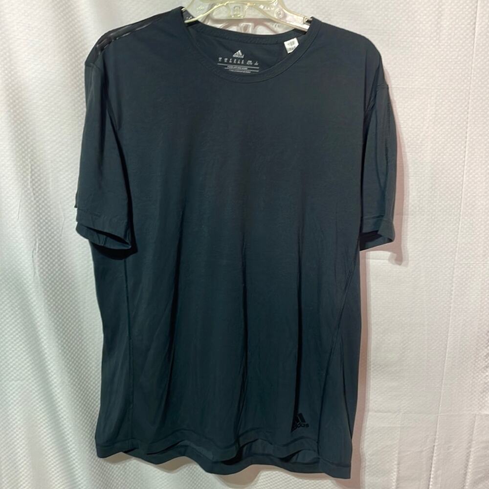 Adidas XL grey short sleeve performance tee euc worn once shoulder detail